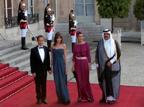 Qatar`s Emir Sheik Hamad Al Thani and his wife with Sarkozy and his wife